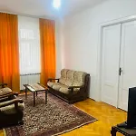 Apartament Dinas *